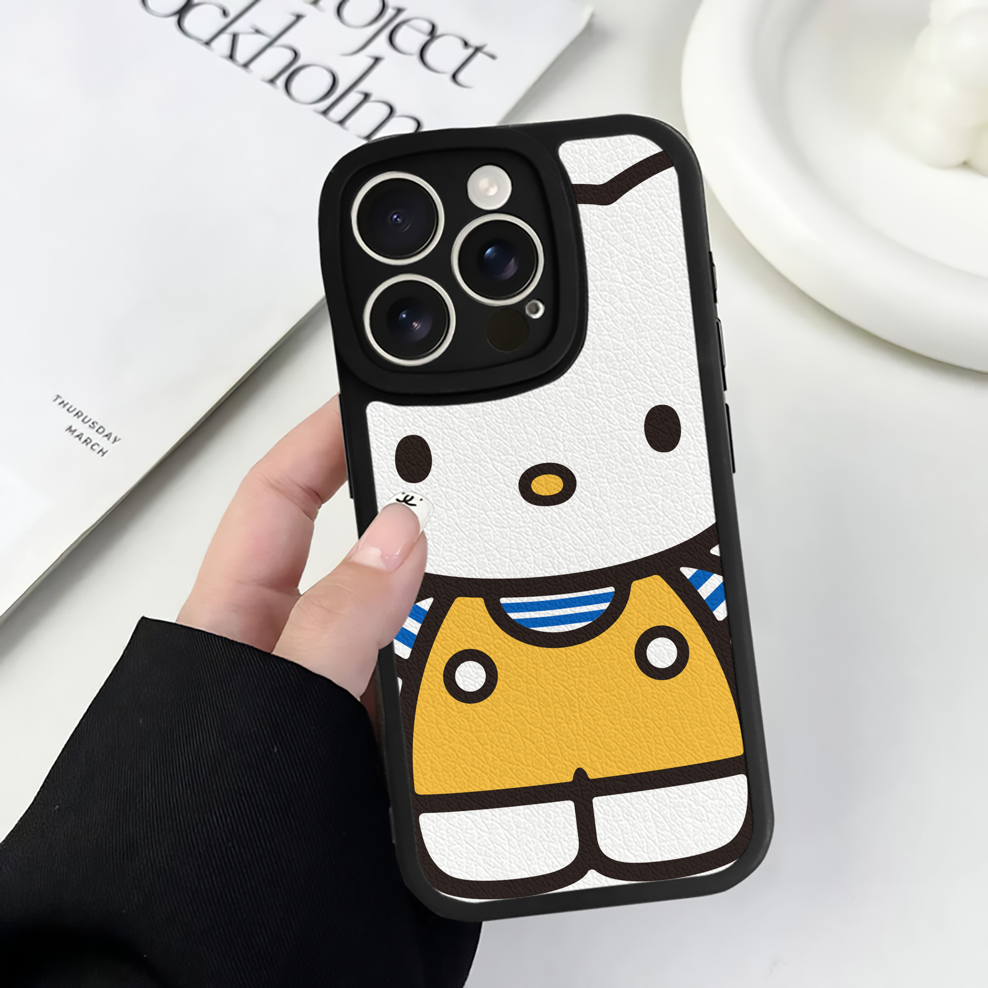 （画像用） Hello Kitty ハローキティ 【iPhone 16シリーズ対応】シリコンスマホケース（レザー調） 材質：シリコン